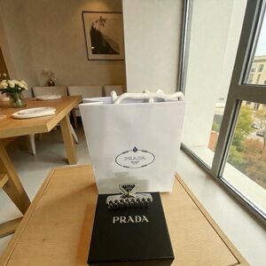 Silver metal beautiful hair clip. 
       🎁REAL REVIEWS 🎁